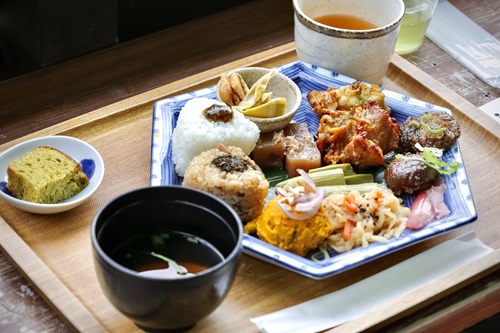 茶農家の店あすなろにてオリジナル氷出し茶３種飲み比べとあすなろ御膳ランチ（約１時間）