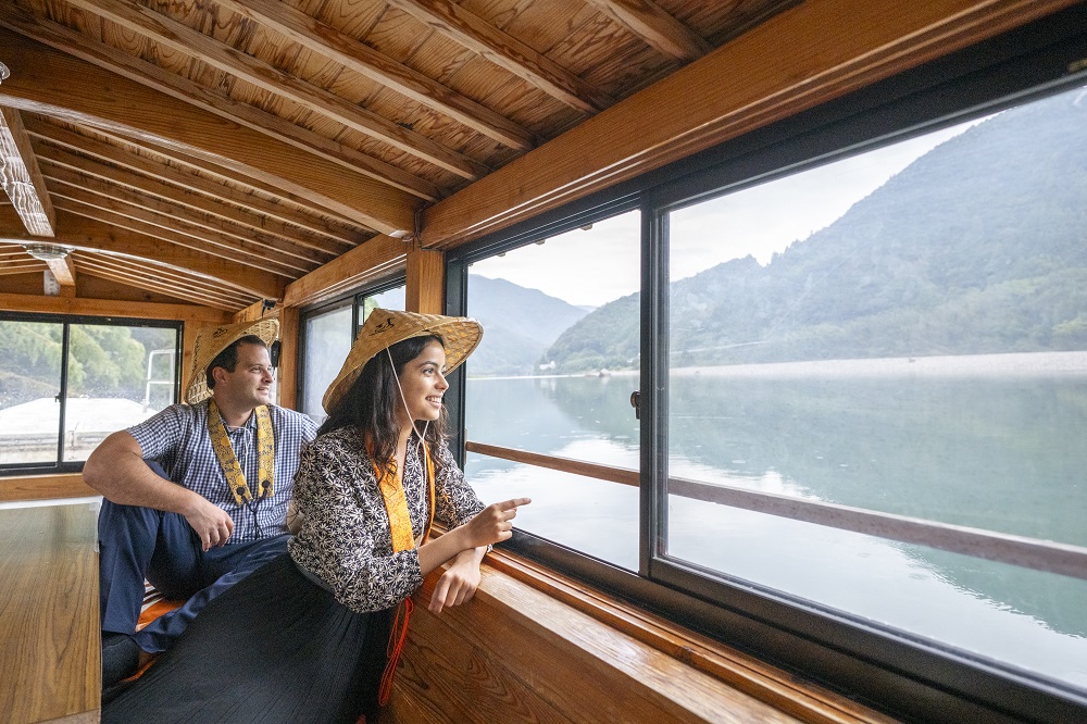 Traditional roofed leisure boat “Yakatabune:Niyodo River”